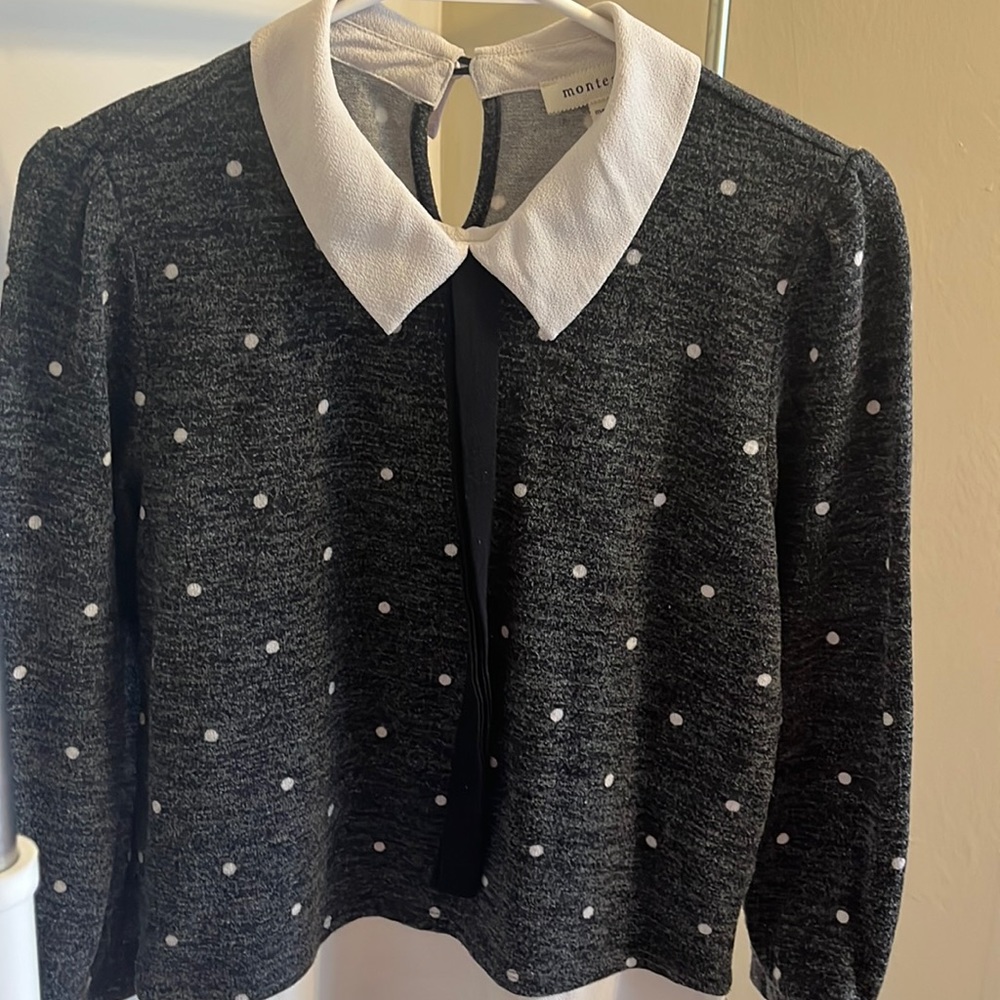 LIKE NEW! Grey an white poker dot casual top.